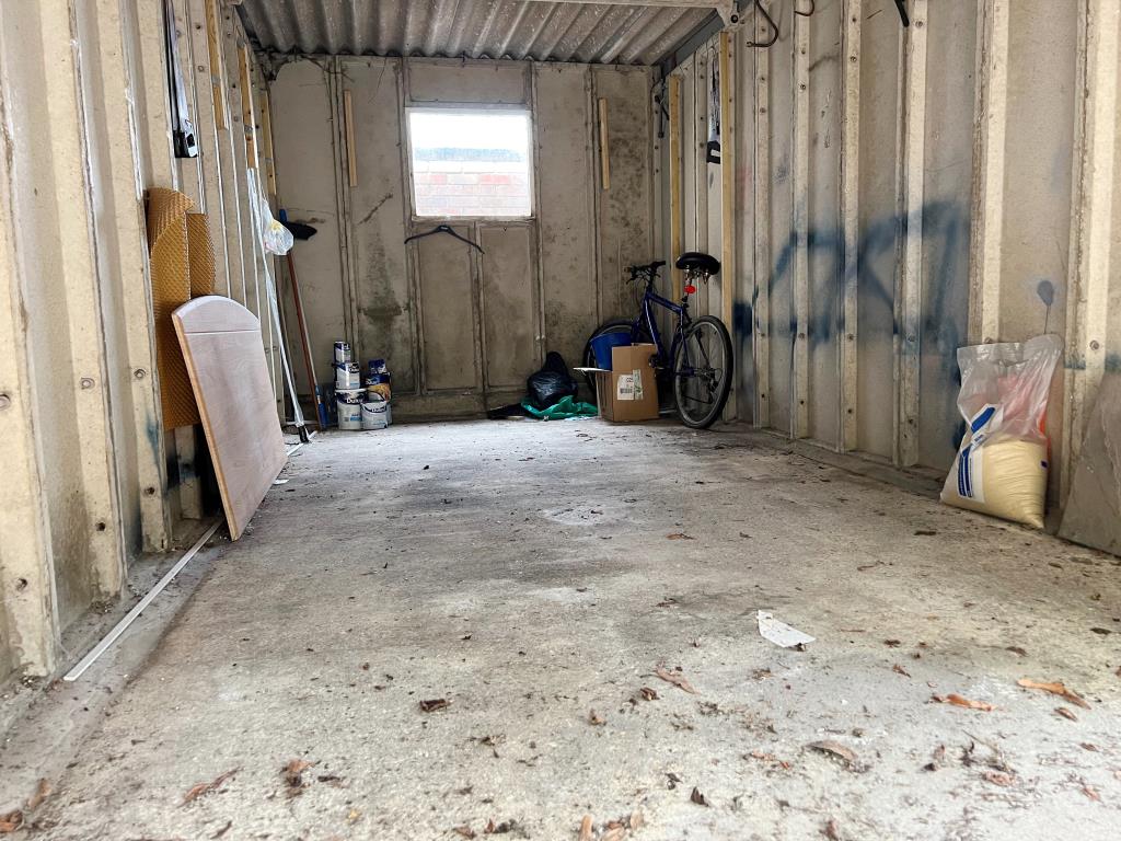 Lot: 21 - FREEHOLD LOCK-UP GARAGE - 